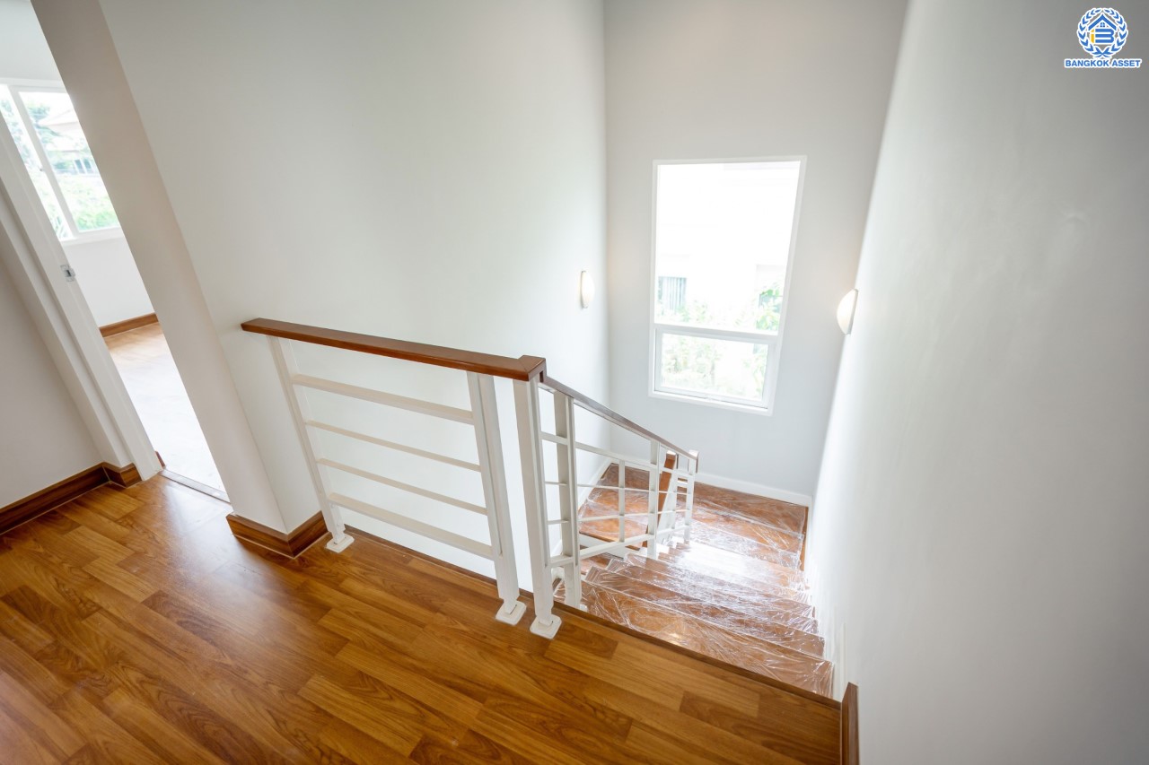 บ้านมือสองตกแต่งใหม่ จากแบรนด์ AP ม.เดอะเซนโทร รัตนาธิเบศร์ หลังมุม เนื้อที่ 60.9 ตร.ว. ฟังก์ชันจัดเต็ม 3 ห้องนอน 3 ห้องน้ำ จอดรถได้ 2 คัน บนทำเลศักยภาพ เชื่อมต่อหลายเส้นทางทั้ง ถ.ราชพฤกษ์, ถ.รัตนาธิเบศร์ และถ.กาญจนาภิเษก และเพียง 5 นาทีถึงรถไฟฟ้า "สถานีบางพลู"